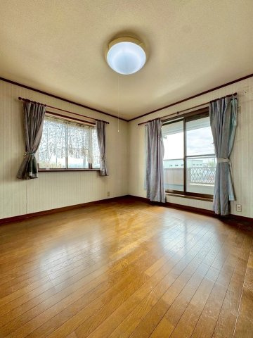 草津市新浜町　中古戸建ての洋室|バルコニーに面した、心地よい広さの2F 8帖洋室。