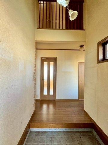 草津市新浜町　中古戸建ての玄関|上部が吹抜けになっており開放感のある玄関スペース。