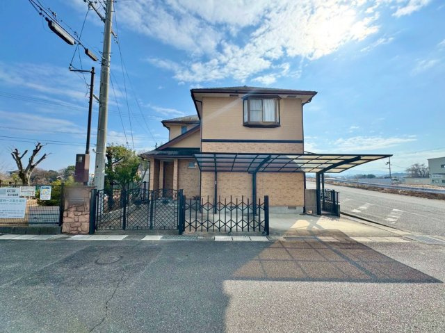 草津市新浜町　中古戸建ての外観|前道が広々しているのでお車の出し入れも楽々です。
