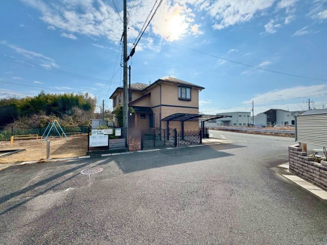 草津市新浜町　中古戸建ての前面道路含む現地写真|四方の開けた開放的な立地。