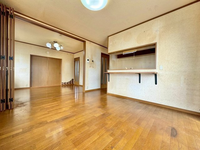 草津市新浜町　中古戸建てのキッチン|ダイニングスペースとリビングスペースはドアで仕切ることが可能なので、それぞれのご家庭に合った使い方ができます。