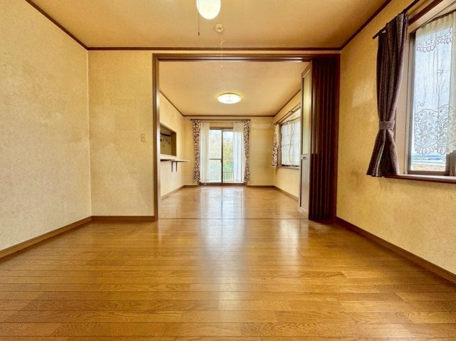 草津市新浜町　中古戸建ての居間・リビング|オープンにすると合わせて18帖のLDKスペースとなり、広々快適にお使いいただけます。