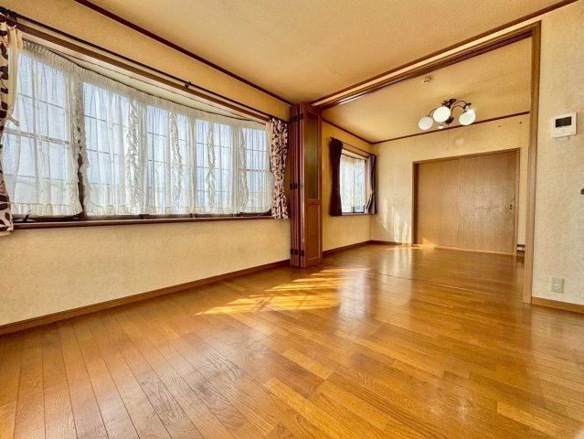 草津市新浜町　中古戸建ての居間・リビング|ダイニングスペースの大きな出窓が開放感を演出します。