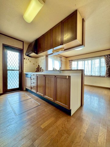 草津市新浜町　中古戸建てのキッチン|木目調のあたたかい雰囲気のキッチンスペース。