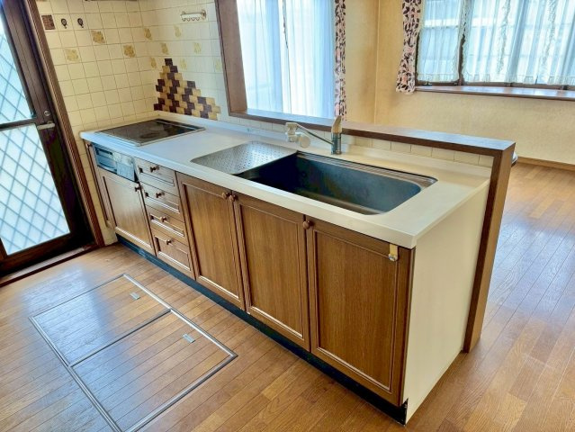 草津市新浜町　中古戸建てのキッチン|家事をしながらご家族との会話を楽しむことができる、人気の対面式キッチンです。