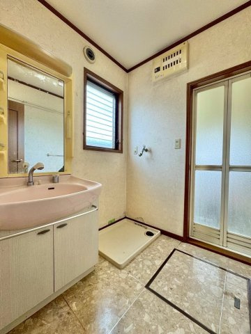 草津市新浜町　中古戸建ての独立洗面台|洗面脱衣室は窓完備なので、気になる湿気もすっきりと換気をすることができます。