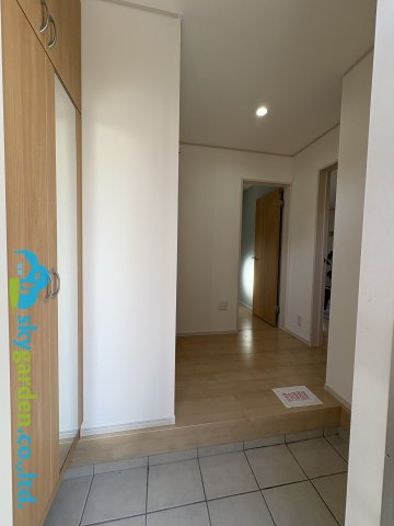 鎌倉市手広２丁目　中古戸建の玄関|明るい玄関です
