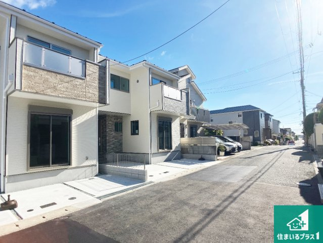 神戸市垂水区西舞子　第1期　新築一戸建ての前面道路含む現地写真|周辺は閑静な住宅街！前面道路広々で車の出し入れも便利です。駐車が苦手な方でも安心して車庫入れできます！