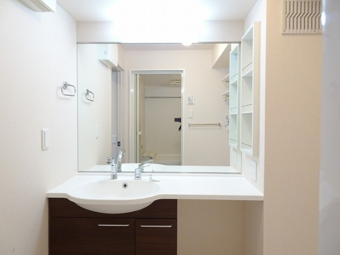 フォレストメゾン鉢形台の独立洗面台|ワイドカウンター洗髪洗面化粧台