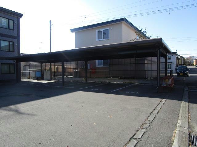 エクスプライス共栄の駐車場