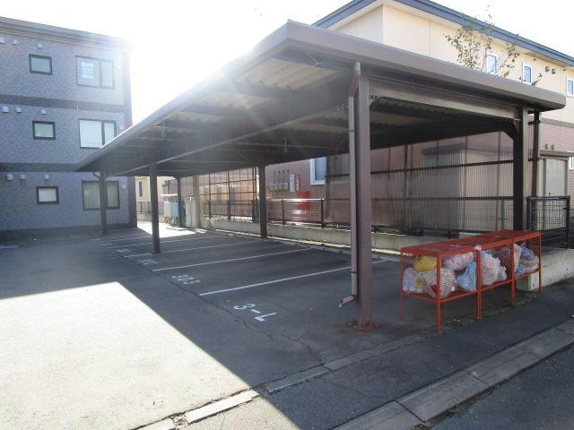 エクスプライス共栄の駐車場
