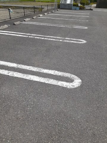 モーント　シャイン　Ｃの駐車場|駐車場に車を止められます