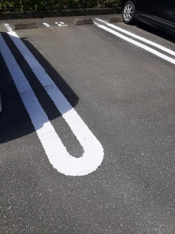 プリムローズ国府Ａの駐車場|駐車場があるので、車を買う予定の方も安心です