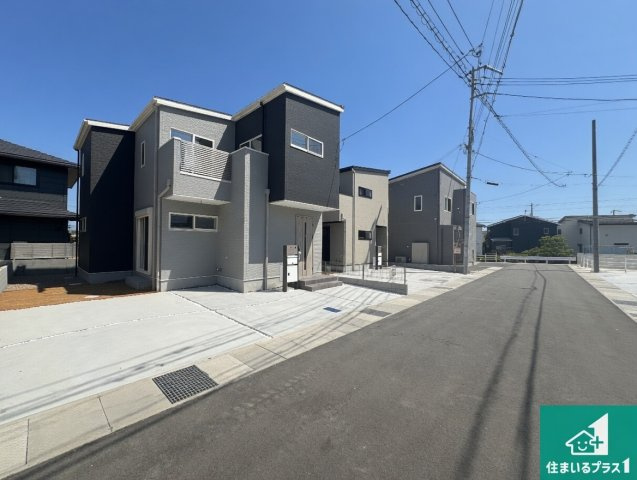加古川市平岡町高畑　第3期　新築一戸建ての前面道路含む現地写真|周辺は閑静な住宅街！前面道路広々で車の出し入れも便利です。駐車が苦手な方でも安心して車庫入れできます！