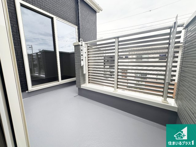 加古川市平岡町高畑　第3期　新築一戸建てのバルコニー|ワイドバルコニーは洗濯物を干すスペースが広いのでご家族が多くても安心！