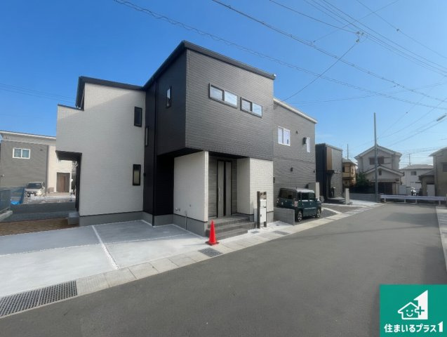 加古川市平岡町高畑　第3期　新築一戸建ての前面道路含む現地写真|周辺は閑静な住宅街！前面道路広々で車の出し入れも便利です。駐車が苦手な方でも安心して車庫入れできます！