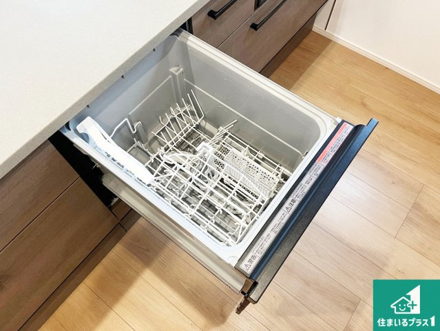 加古川市平岡町高畑　第3期　新築一戸建ての設備|食事後の一仕事、食器洗いをボタン一つでお任せできちゃいます！場所を取らないビルトイン式なので、お料理スペースもしっかり確保！