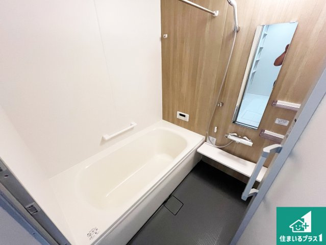 加古川市平岡町高畑　第3期　新築一戸建ての浴室|足をゆったり伸ばして寛げる浴槽です。窓が設けられていますので差し込む光が明るく穏やかな雰囲気にしてくれます♪浴室乾燥機も設置しているので、雨の日の洗濯物も安心です♪