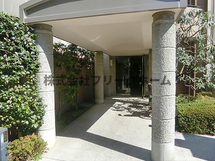 三鷹市下連雀４丁目の賃貸マンションのエントランス