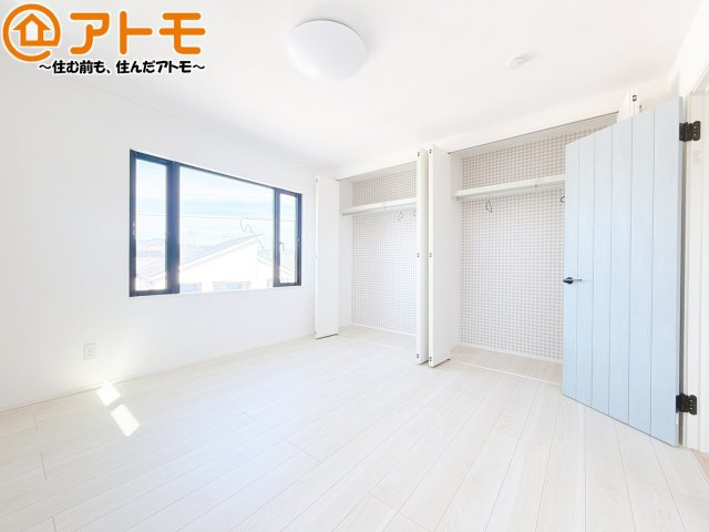 【寝室】 | 葵区沓谷3丁目　戸建　全1棟 | 各居室に収納がついているので、部屋の中をすっきり見せることができますね！