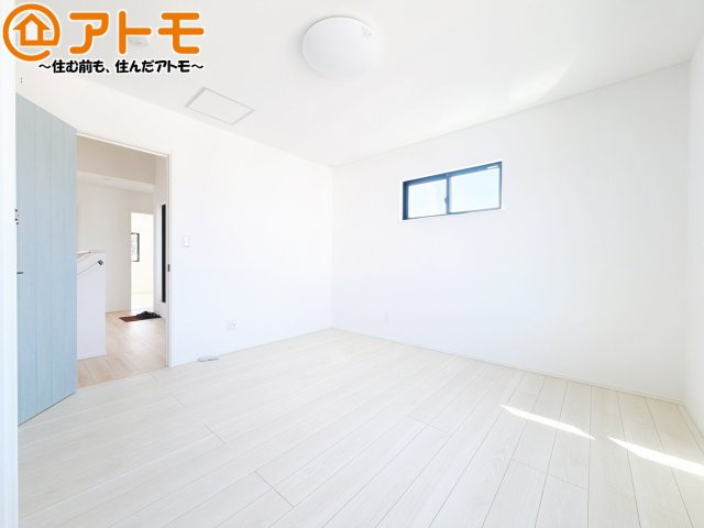 【寝室】 | 葵区沓谷3丁目　戸建　全1棟 | 毎日すごす部屋の広さや陽当りも気になるポイントですね！現地で体感してみてください♪