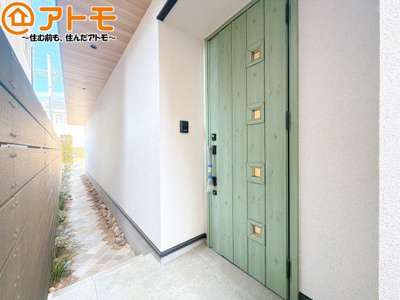 【玄関】 | 葵区沓谷3丁目　戸建　全1棟 | 落ち着いた色合いの玄関はダブルロックで防犯性に優れた仕様になっています♪