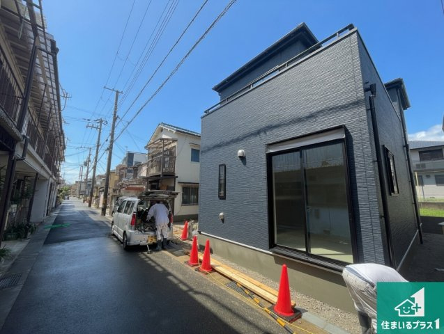 明石市魚住町清水　第4期　新築一戸建ての前面道路含む現地写真|周辺は閑静な住宅街！前面道路広々で車の出し入れも便利です。駐車が苦手な方でも安心して車庫入れできます！