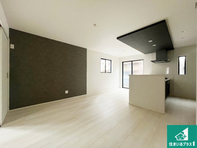 明石市魚住町清水　第4期　新築一戸建ての居間・リビング|日当たり良好の明るいリビングで朝の目覚めもスッキリできそう！対面キッチンでご家族のコミュニケーションも自然と増える設計！小さなお子様が遊ぶスペースを作っても広々とくつろげるLDK！