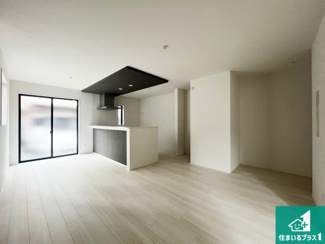 明石市魚住町清水　第4期　新築一戸建てのキッチン|明るいリビングで朝の目覚めもスッキリできそう！対面キッチンでご家族のコミュニケーションも自然と増える設計！小さなお子様が遊ぶスペースを作っても広々とくつろげるLDK！
