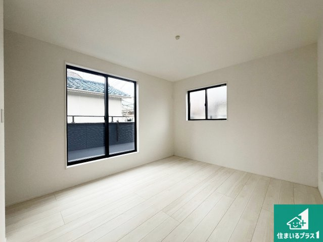 明石市魚住町清水　第4期　新築一戸建ての洋室|寝室は心地よい眠りについてもらいたくて、シンプルかつ開放的な空間な設計にしています！大きな窓から差し込む日が心地いいです♪