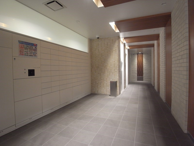 クロスレジデンス神戸元町のロビー