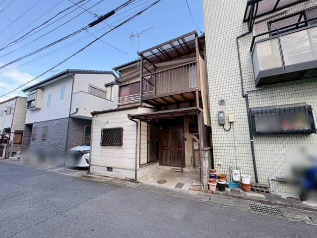 西京極徳大寺団子田町　新築参考Cプランの前面道路含む現地写真|『自由設計のおうち♪』
長く住み続けるからこそ、自由設計で間取りや設備にこだわったお家をつくりませんか？※現在お土地の上には古家がある状態です。（R8.3撮影）