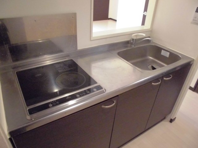 レオネクスト光のキッチン|収納棚、お手入れしやすい電気コンロ付きキッチン。