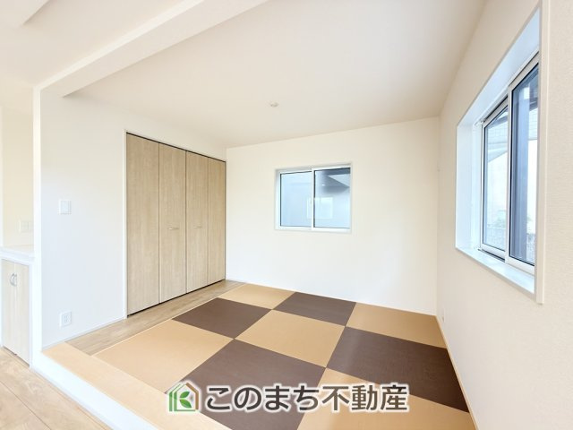 ブルーミングガーデン宇都宮市平松本町の和室|お子様のお昼寝にも便利な和室です。大きな窓から暖かな日差しが差し込みます♪
