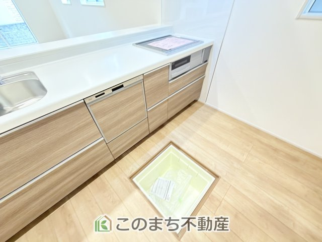 ブルーミングガーデン宇都宮市平松本町の収納|キッチンには床下収納を備え、食品や日用品のストック収納に便利。すっきり片付く使い勝手の良い設備です。

