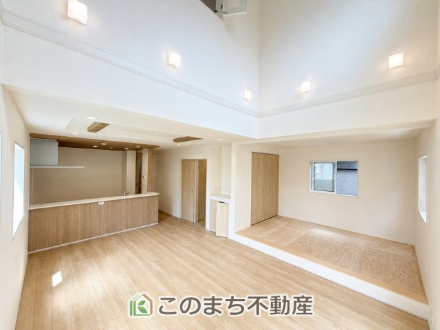 ブルーミングガーデン宇都宮市平松本町の居間・リビング|開放感のある広々としたリビング☆家族みんなでゆったりくつろげます♪
南側から暖かな日差しが差し込みます♪キッチンからリビングの様子がよく見渡せます☆