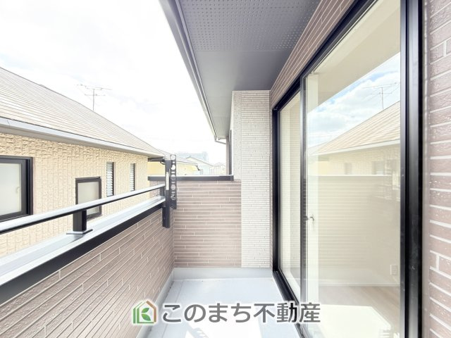 ブルーミングガーデン宇都宮市平松本町のバルコニー|南向きの大型バルコニーは陽当り良好で、たっぷりのお洗濯物もよく乾きます！
さらにインナーバルコニーなので雨の日でも安心してお出かけできますね♪