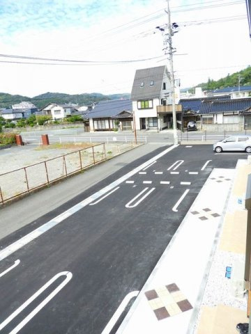 ブルー　ノトスの駐車場|駐車場があるので、車を買う予定の方も安心です