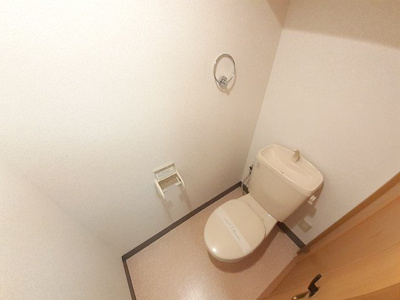 【トイレ】 | 渡嘉敷マンション（Ｄ） | ゆったりとした空間のトイレです