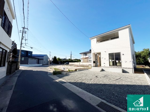 南あわじ市松帆檪田　第1期　新築一戸建ての前面道路含む現地写真|周辺は閑静な住宅街！前面道路広々で車の出し入れも便利です。駐車が苦手な方でも安心して車庫入れできます！