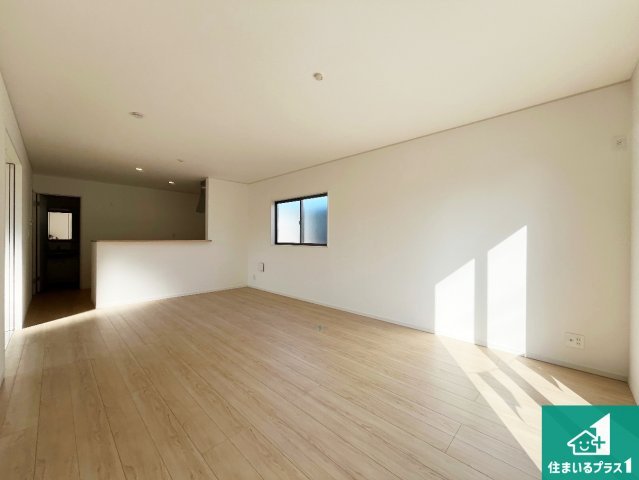 南あわじ市松帆檪田　第1期　新築一戸建ての居間・リビング|日当たり良好の明るいリビングで朝の目覚めもスッキリできそう！対面キッチンでご家族のコミュニケーションも自然と増える設計！小さなお子様が遊ぶスペースを作っても広々とくつろげるLDK！