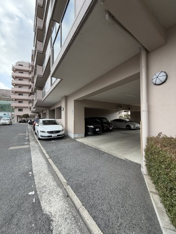 ルイシャトレ須磨名谷の駐車場