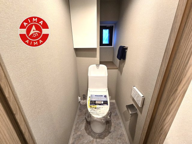 アムール和白3のトイレ|白を基調とした、シンプルながらも落ち着くデザイン。洗浄付き温水便座で機能性も兼ね備えています♪