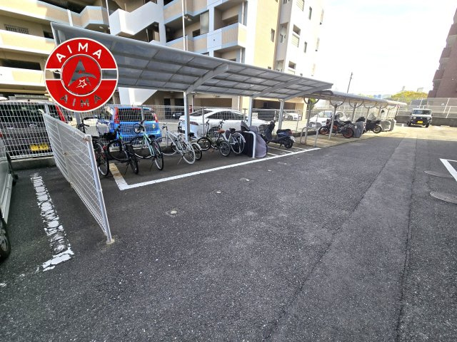 アムール和白3の駐輪場|屋根付きの駐輪場で、自転車を雨から守れます。