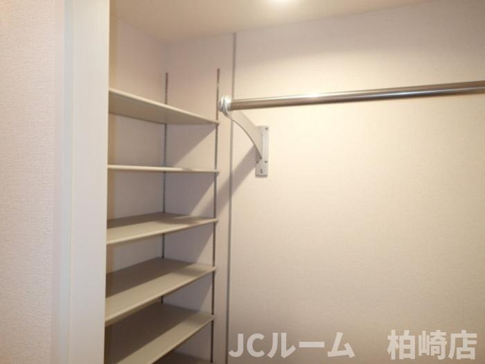 柏崎市東本町１丁目のアパートの収納