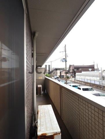 柏崎市東本町１丁目のアパートのバルコニー
