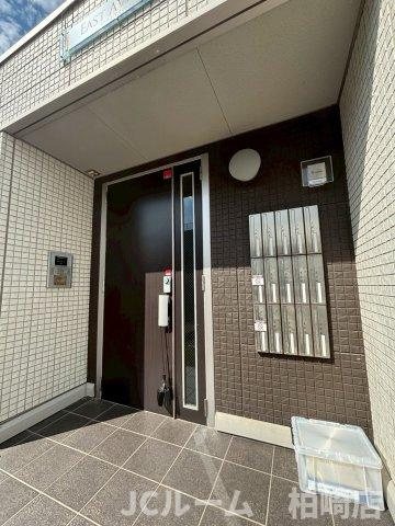 柏崎市東本町１丁目のアパートのエントランス