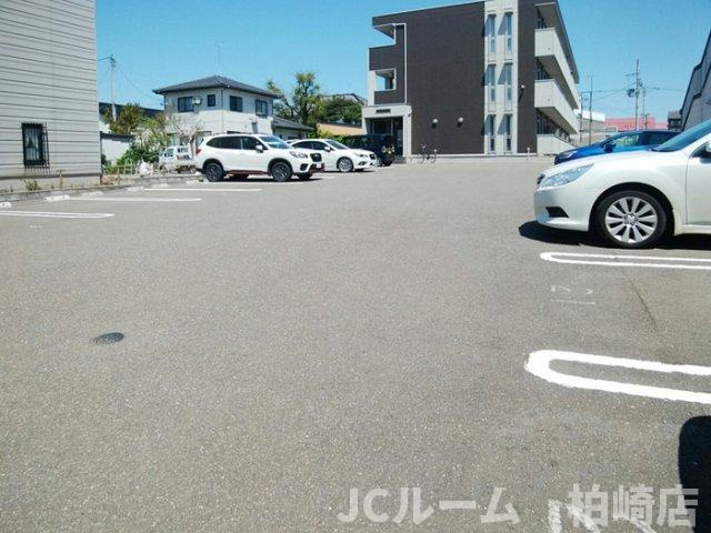 柏崎市東本町１丁目のアパートの駐車場