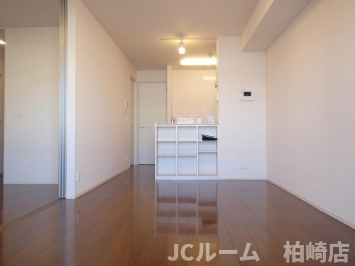 柏崎市東本町１丁目のアパートの居間・リビング