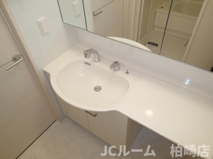 柏崎市東本町１丁目のアパートの洗面所